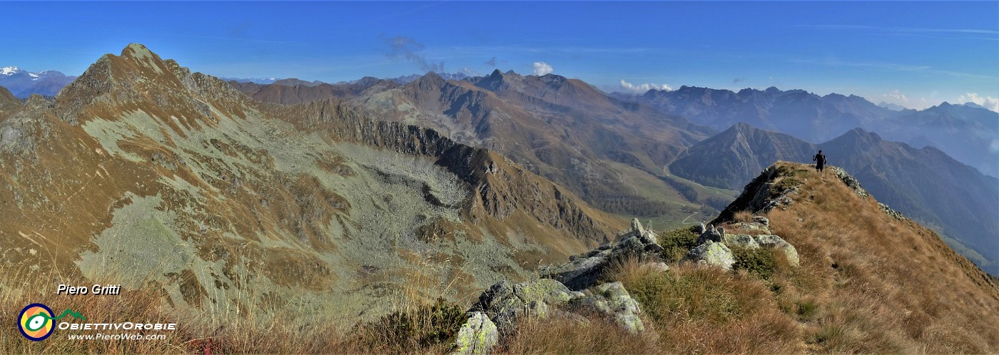 53 In discesa con attenzione dal Valegino con vista sul versante sud-est del Cadelle.jpg